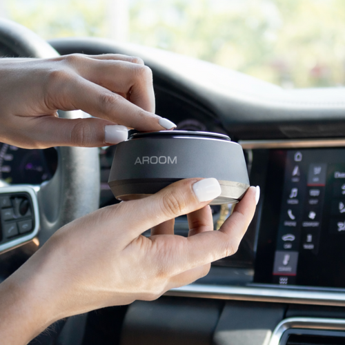AROOM auto õhuniisutaja käes